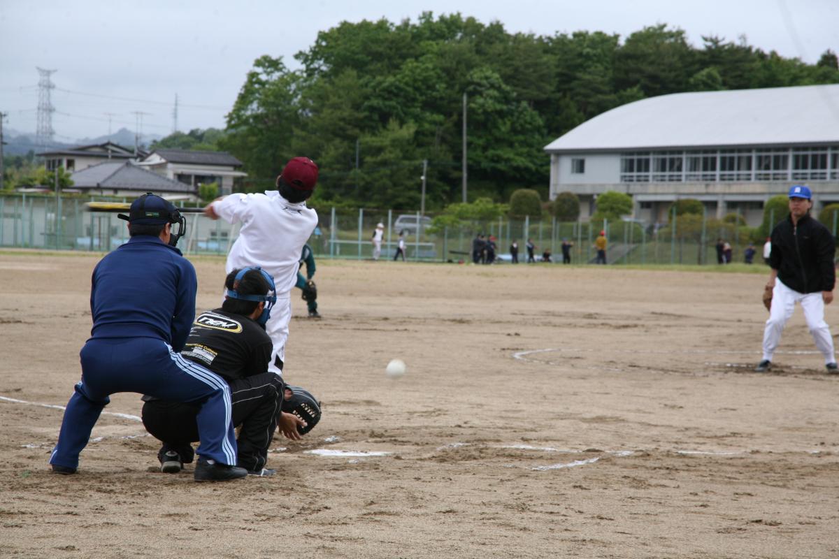 日頃の練習の成果を発揮し、精一杯プレーする町民ら