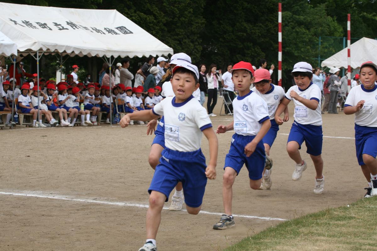 「輝く緑にきらり汗、勝利目指して！！熊小っ子」をテーマに掲げ、全力で競技に挑む子どもたち