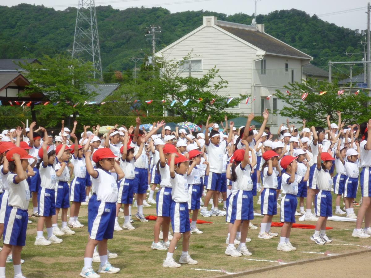 開会式で準備体操をする大野小学校全児童