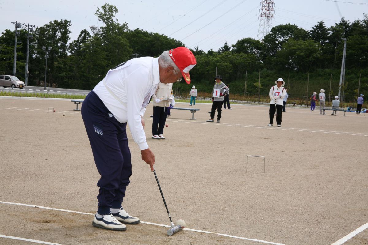 集中して狙いを定めボールを打つ選手