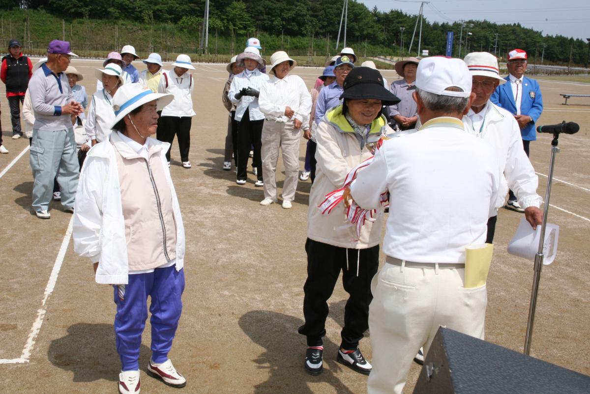 表彰式で優勝カップを受け取る優勝チームの皆さん