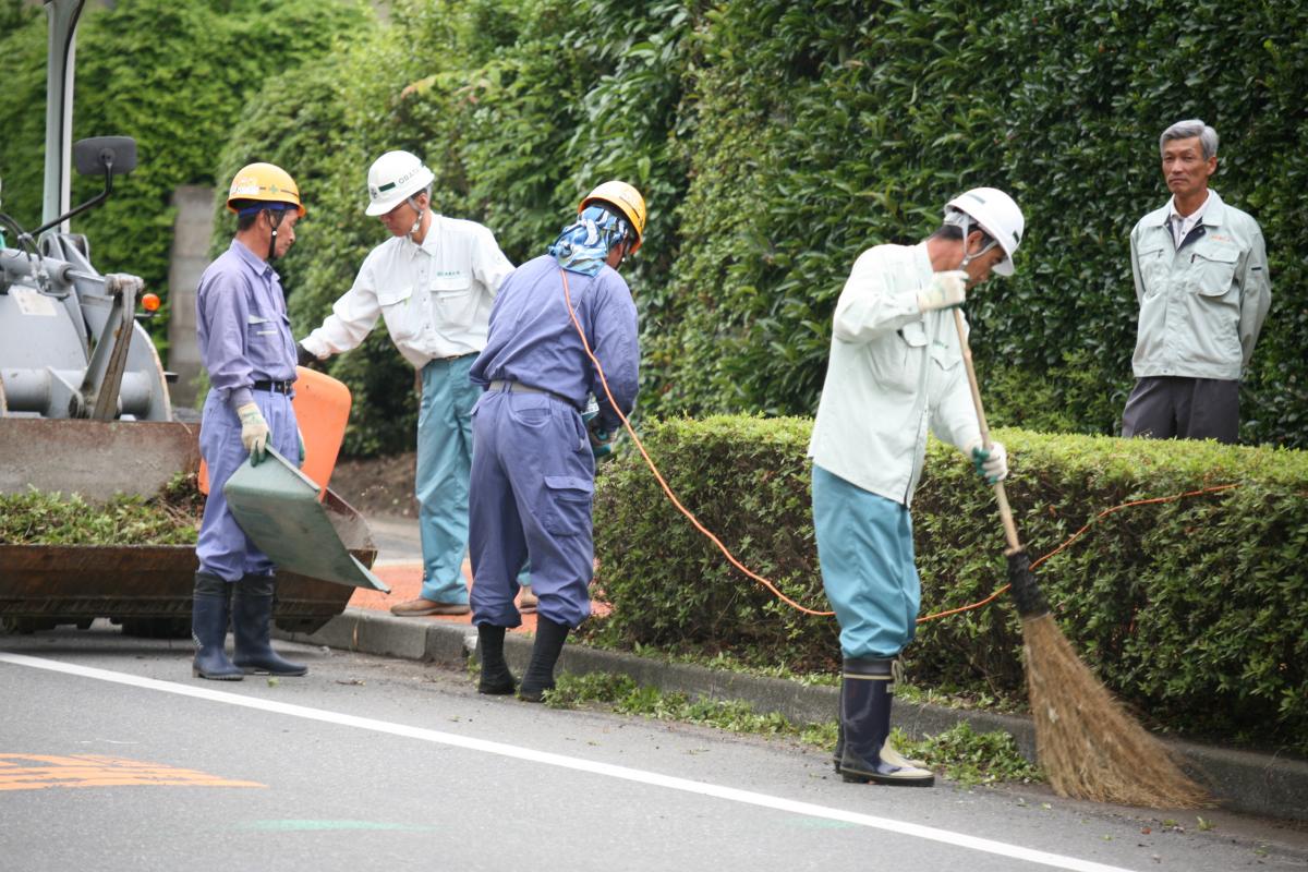 奉仕作業には、協会加盟の21社から約50人が参加しました