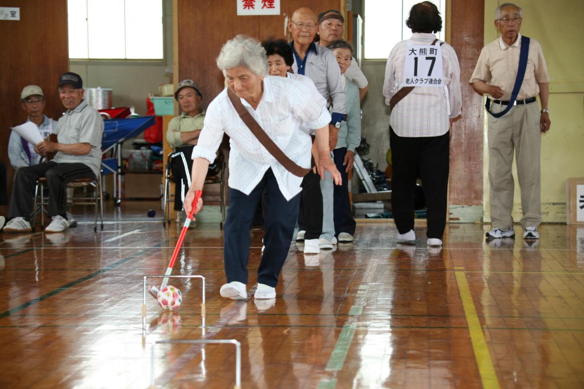 スティックでボールを打ちリレーする「風船リレー」