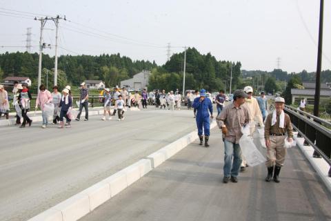 道路のゴミを拾い集める参加者