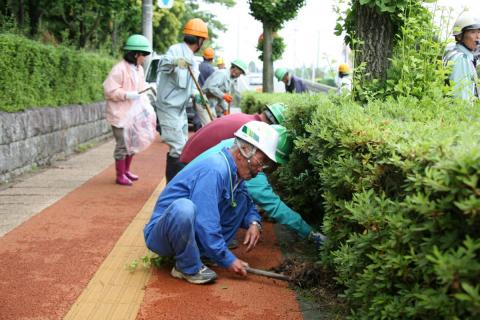 美しい道路環境を守るためボランティアで集まってくれた作業員たち