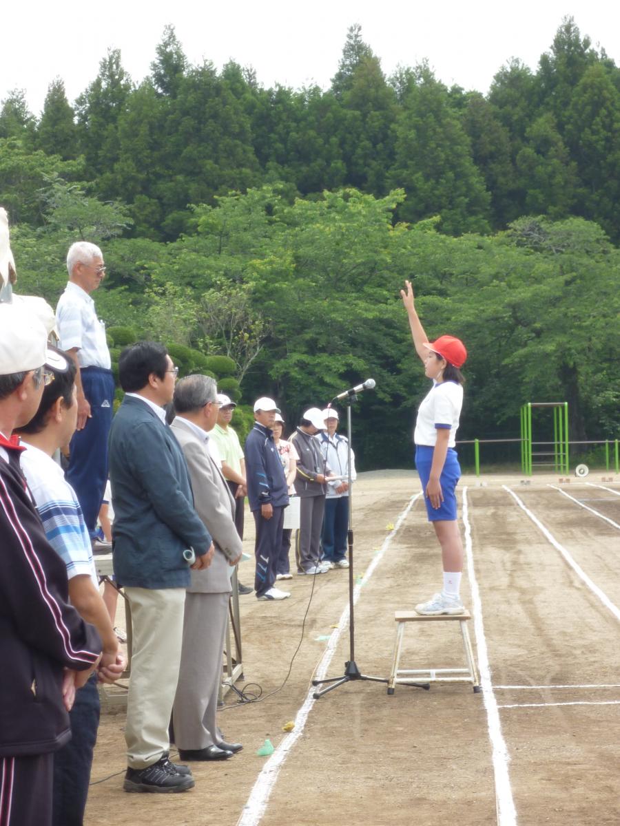 選手宣誓をする熊町小学校の女子児童