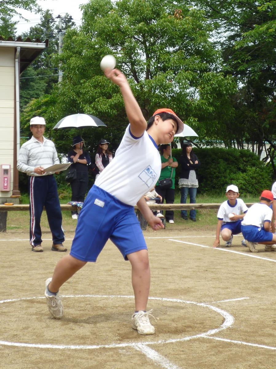 ソフトボール投げに挑戦する男子児童