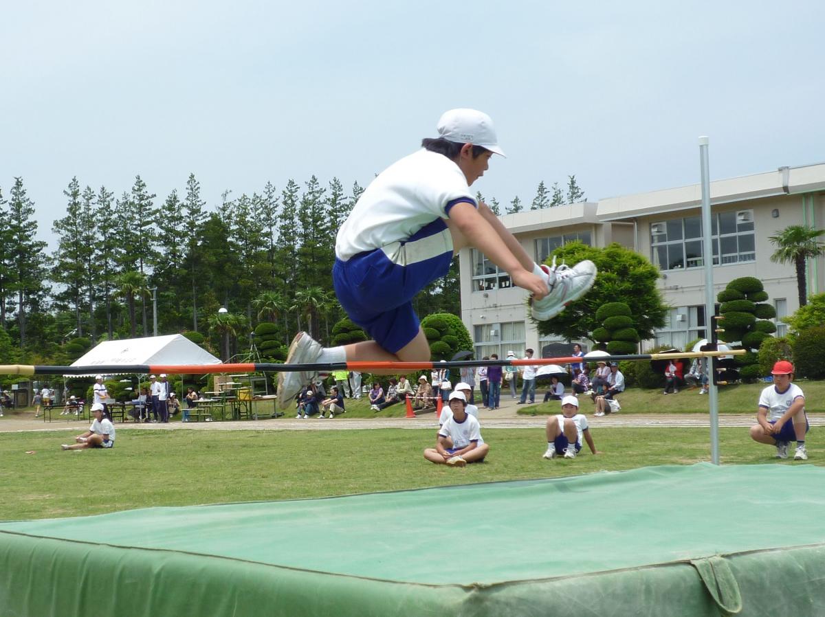 走り高跳びに挑戦する大野小学校の6年男子