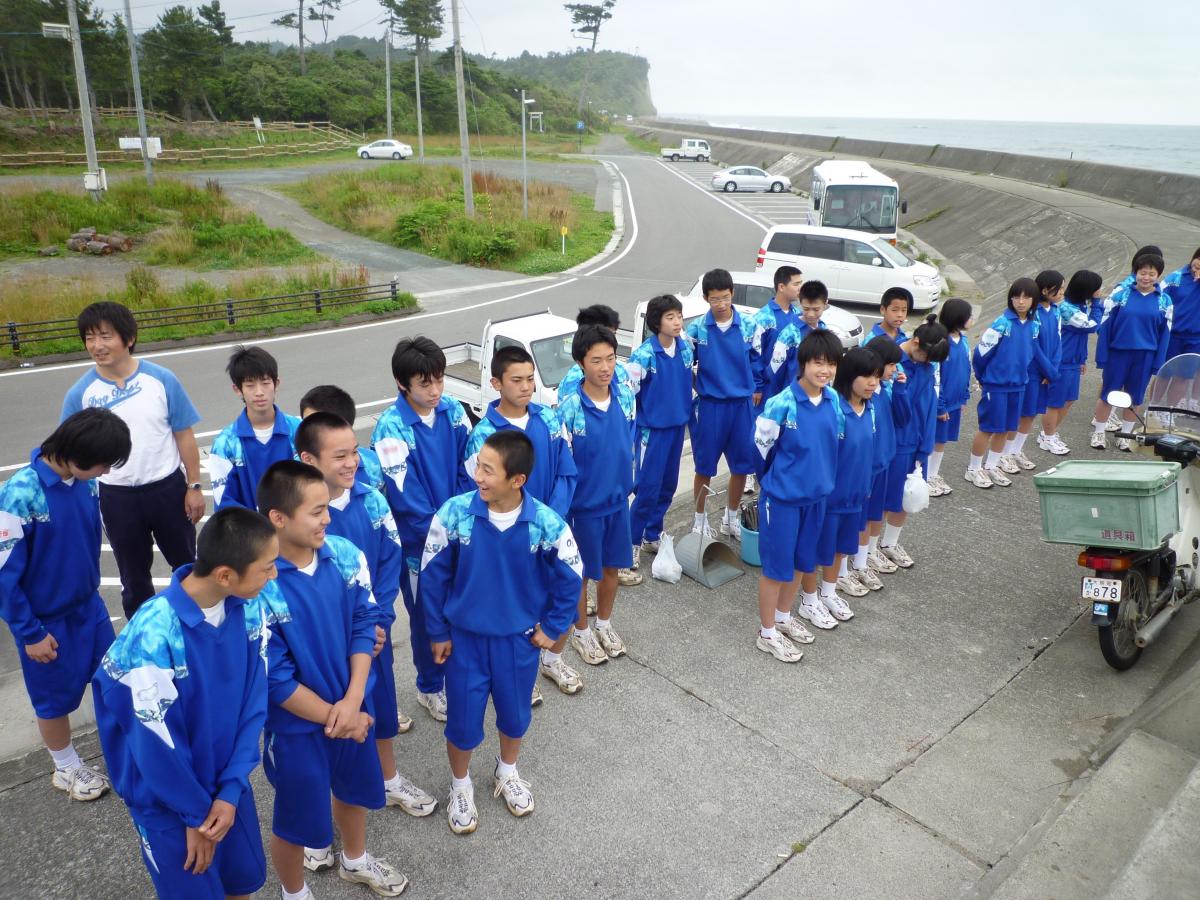 清掃活動に参加した大熊中学校ボランティア委員会の生徒28人