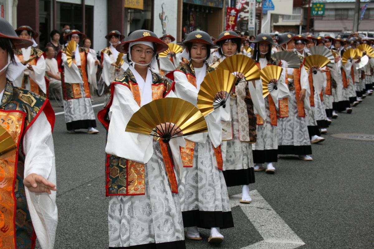 駅前通りで相馬流れ山踊りを披露する保存会員