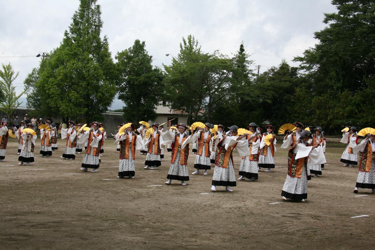 騎馬隊の無事帰還を祝し、相馬流れ山踊りを披露した保存会員と小中学生