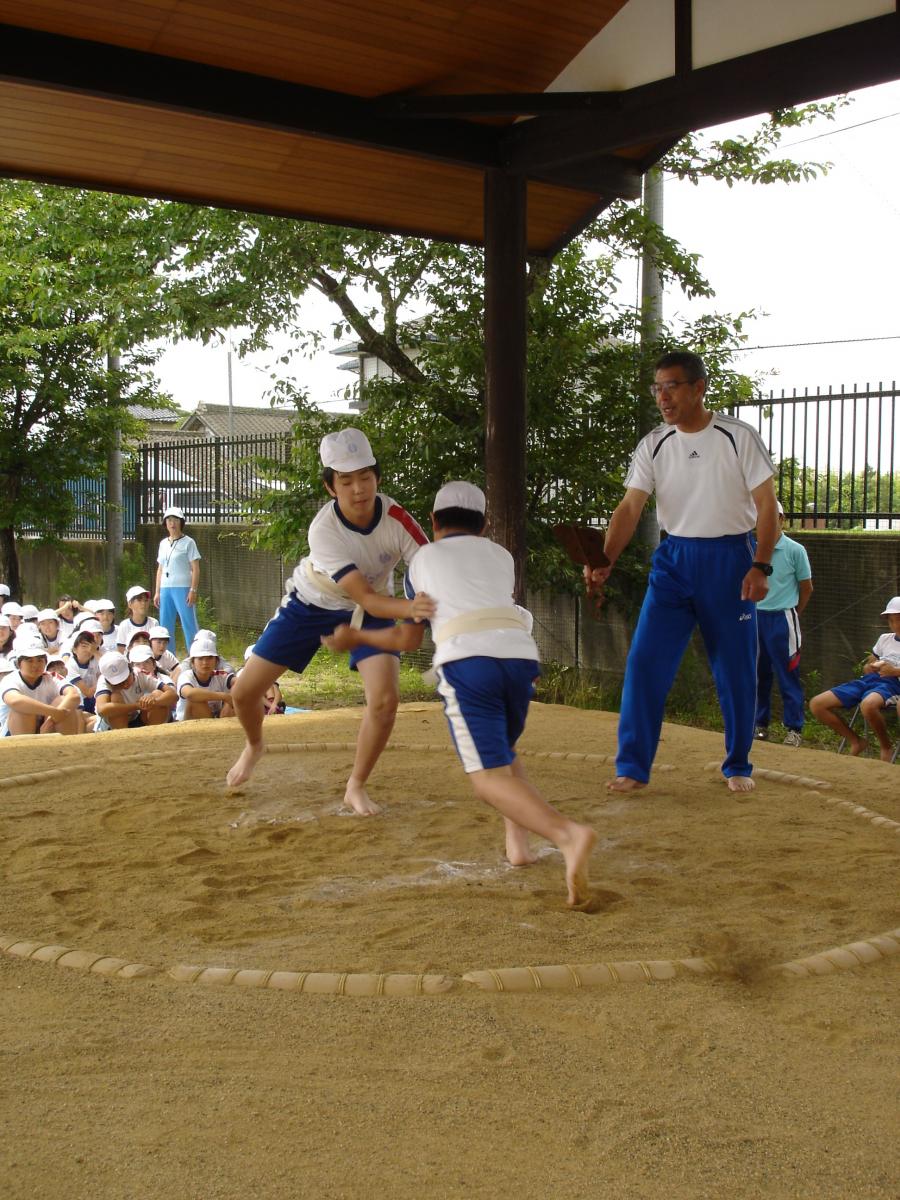 「はっけよい」の行司の声に勢いよくぶつかり合う生徒たち