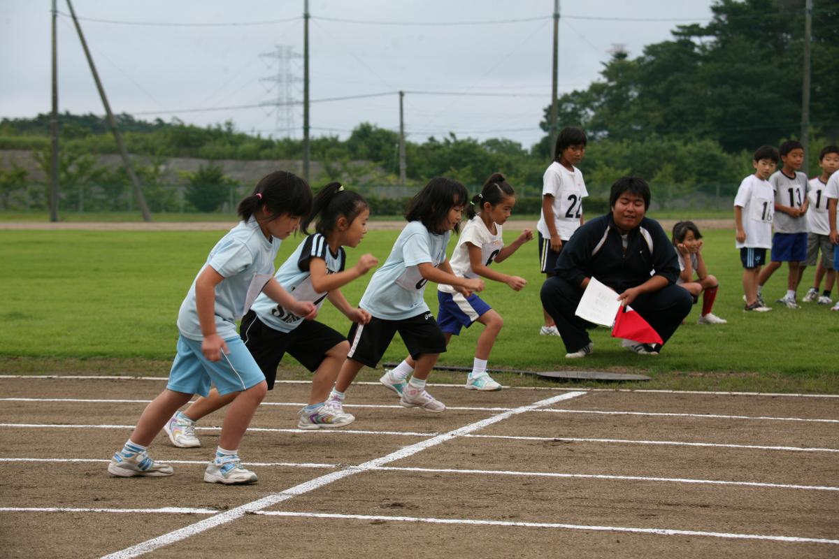 練習の成果を発揮できるよう足を踏み出す児童たち