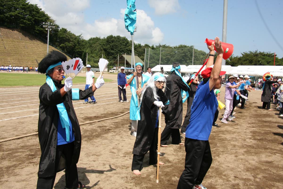 今大会の応援賞を獲得した、揃いの学ラン姿の小入野地区の町民