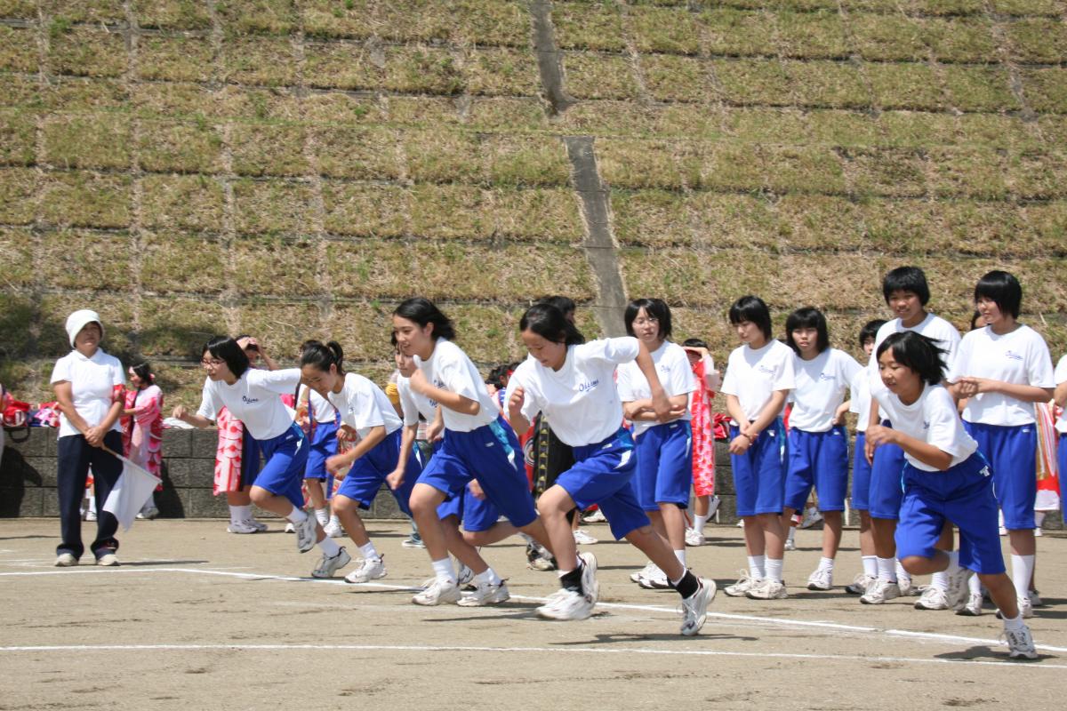 200メートル走のスタートを切った大熊中学校の女子生徒