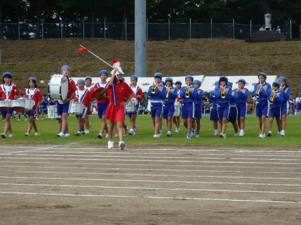 見事な鼓笛を披露した大野小学校の児童たち