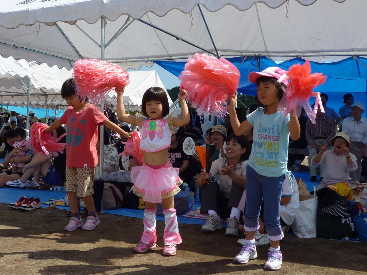 熊地区の子どもたちによるとても可愛らしい応援団