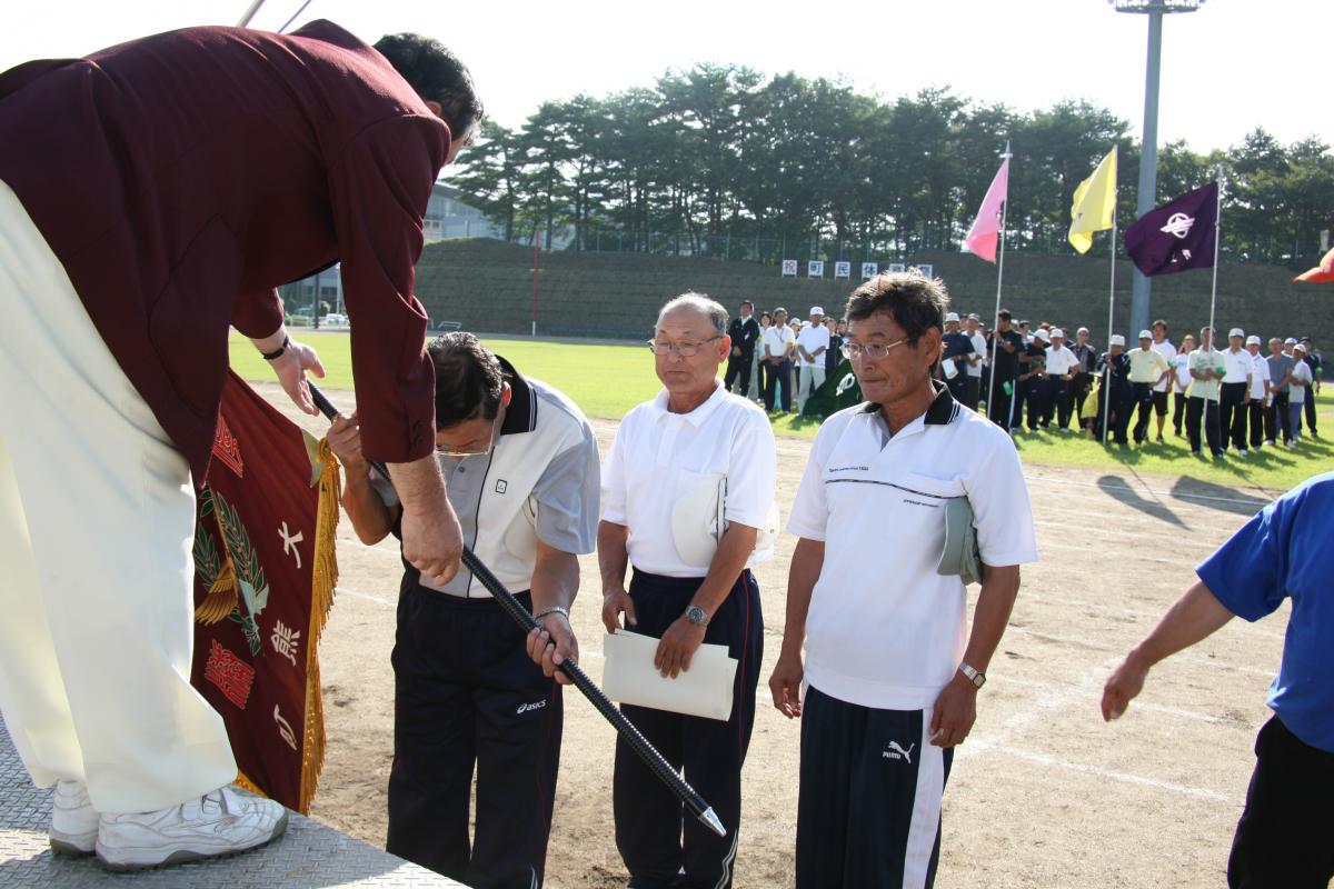 昨年に引き続き平成21年度も優勝旗を受け取る小入野地区の町民