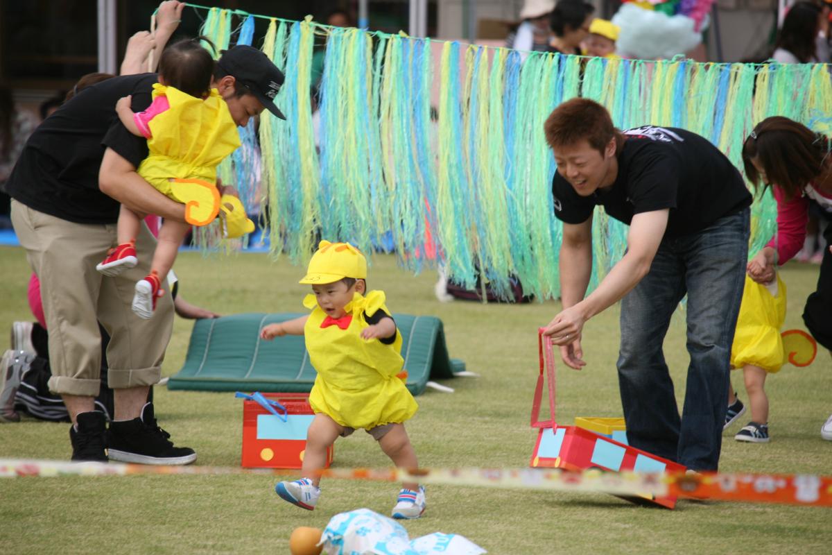 軽快な足取りでゴールに向かう児童とにっこり笑うお父さん