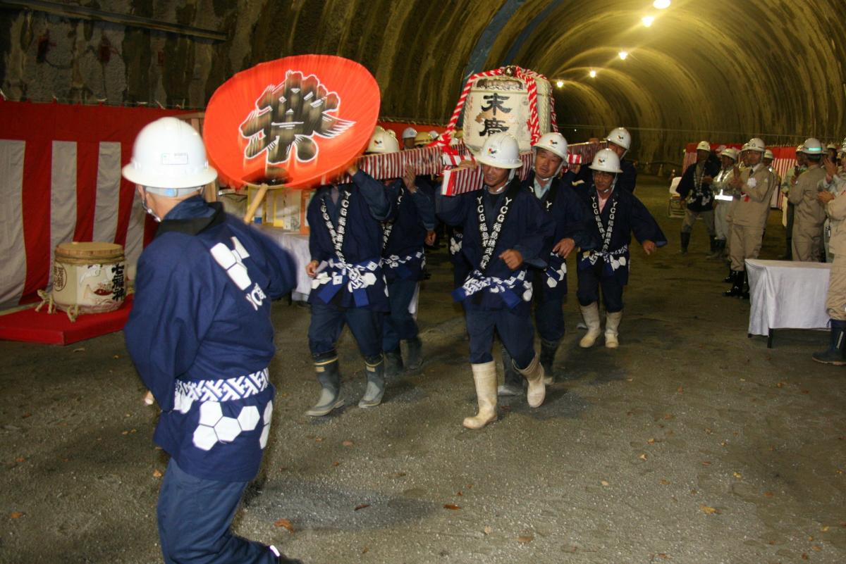 樽神輿を担ぎ貫通を祝いました