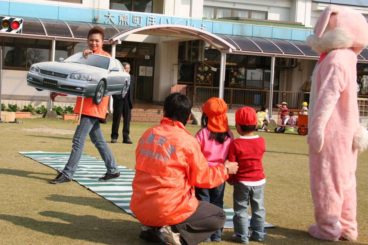 横断歩道の渡り方を学ぶ子どもたち