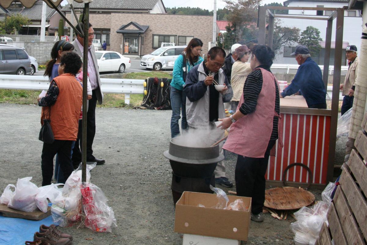 鮭まつり会場では、遡上したサケと新鮮な地元の野菜をふんだんに使った「サケ汁」が振る舞われました