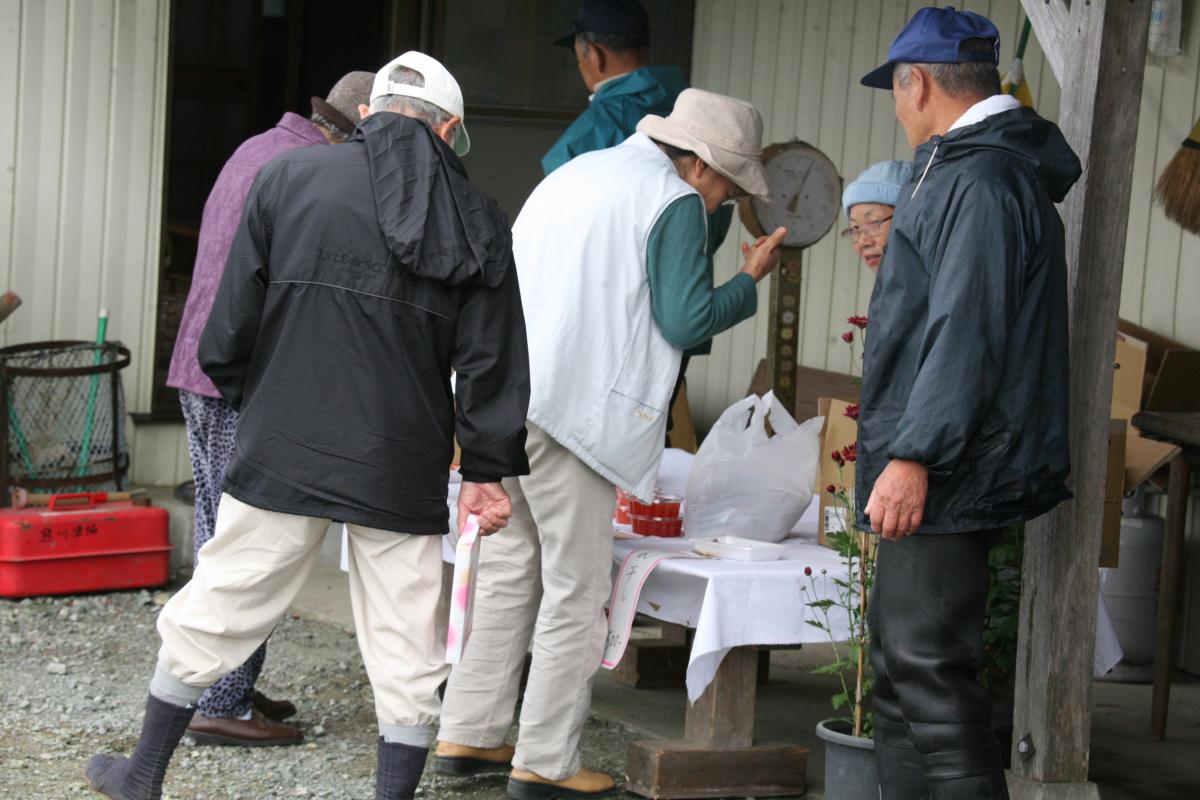 当日の朝捕獲された新鮮な生サケやいくらなどを買い求める町民