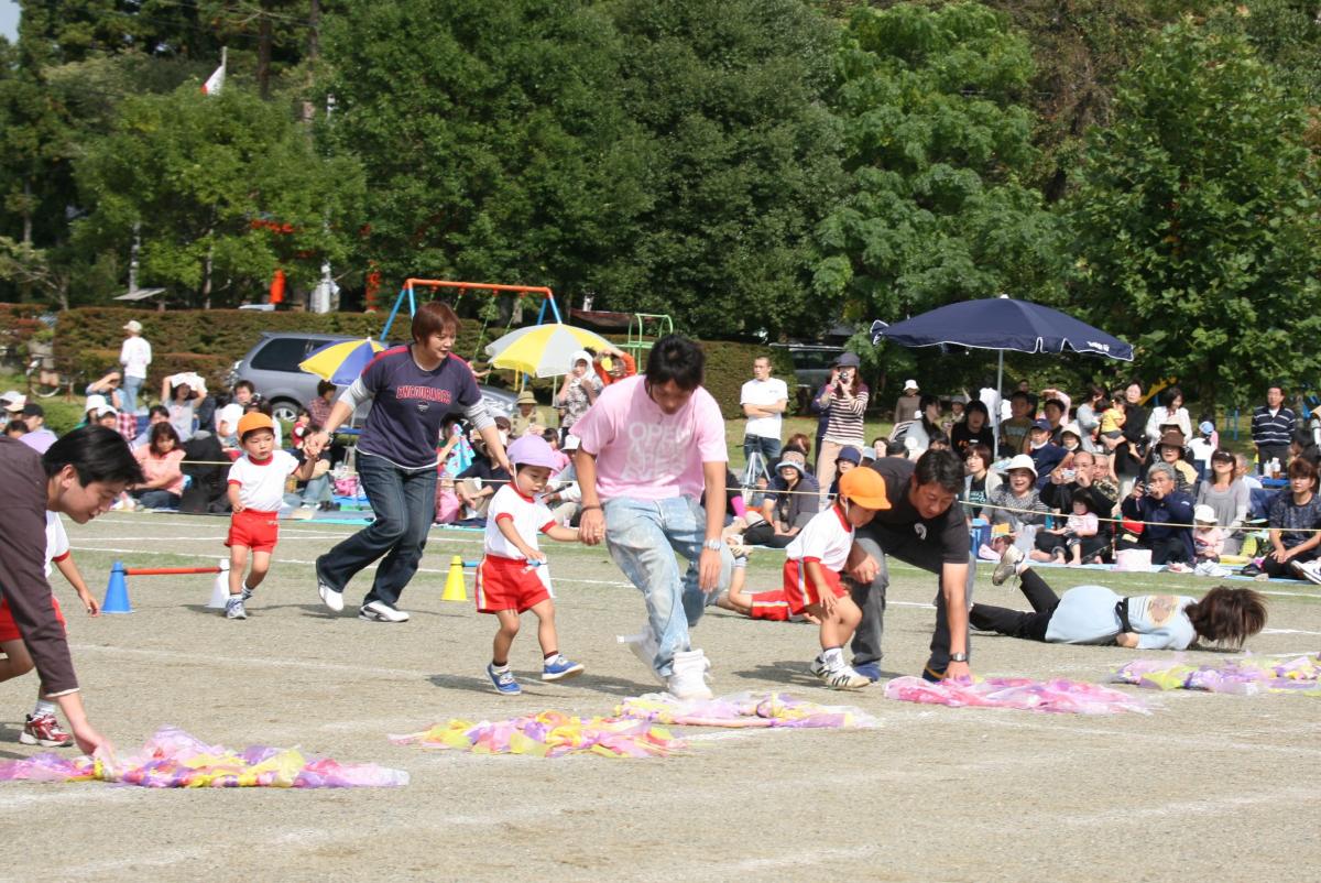 「跳んでくぐっておみやげゲット」でおみやげを拾う園児たち