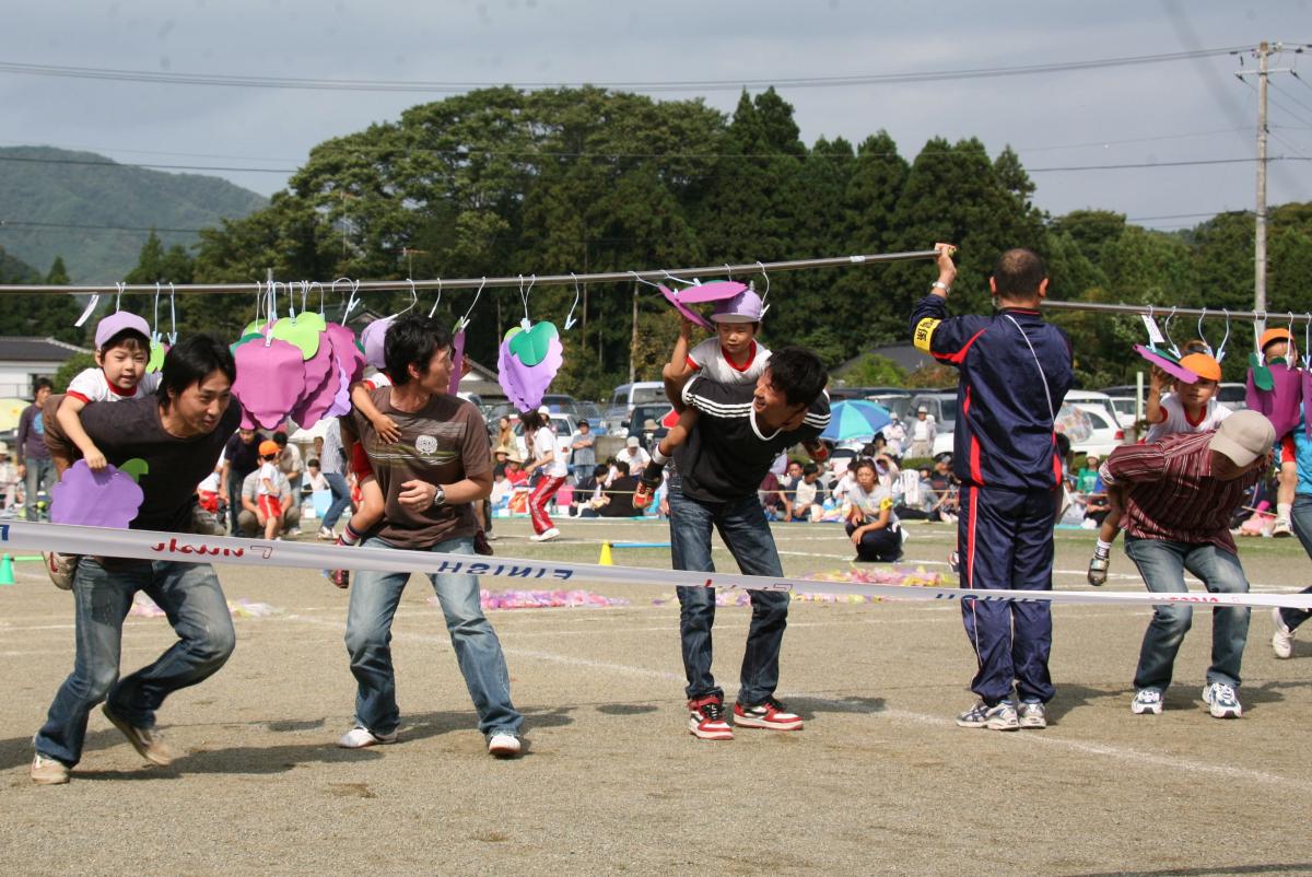 お父さんにおんぶしてもらいぶどうのカードを取る園児たち