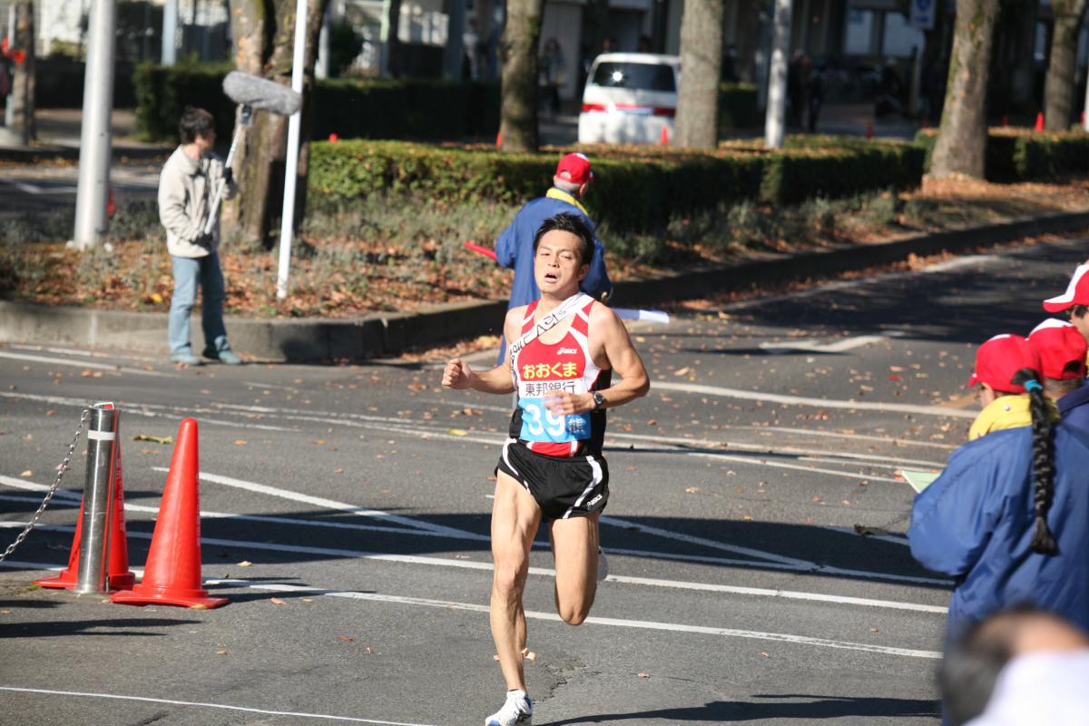 たすきをつなぐため懸命に走る選手