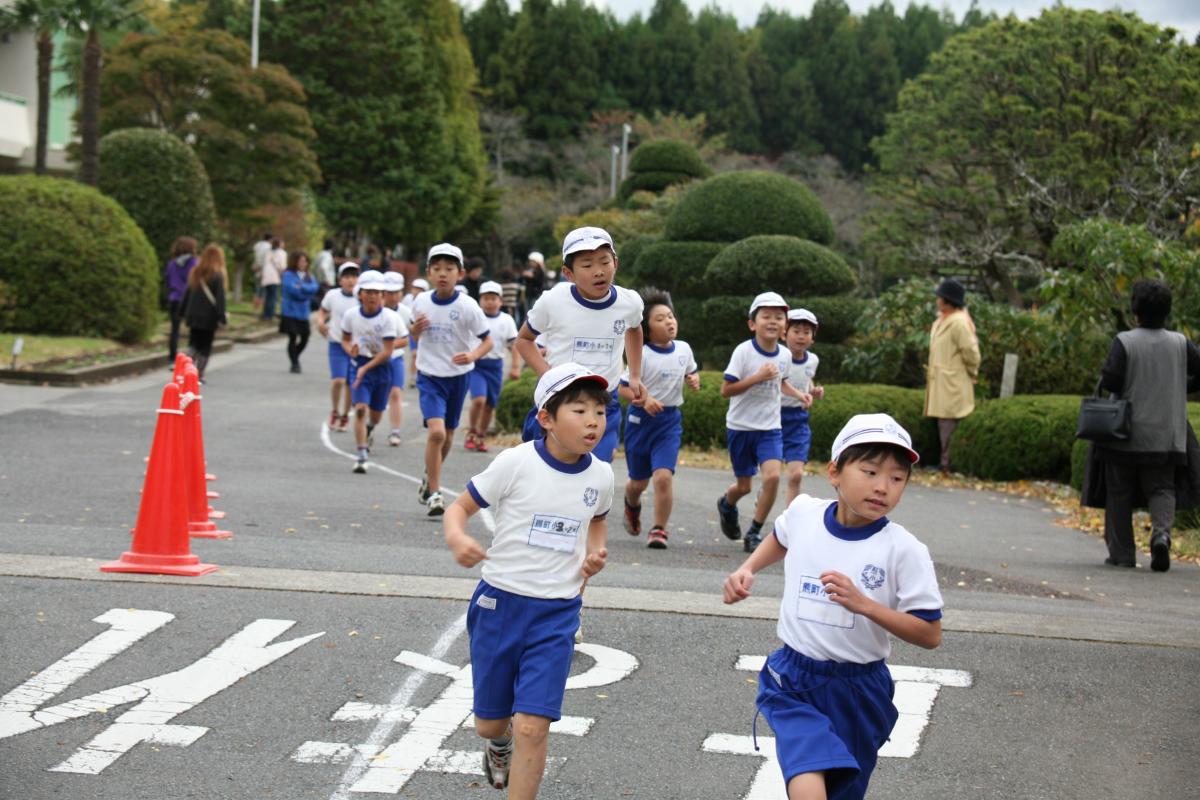 沿道からの声援を受け、力走する子どもたち