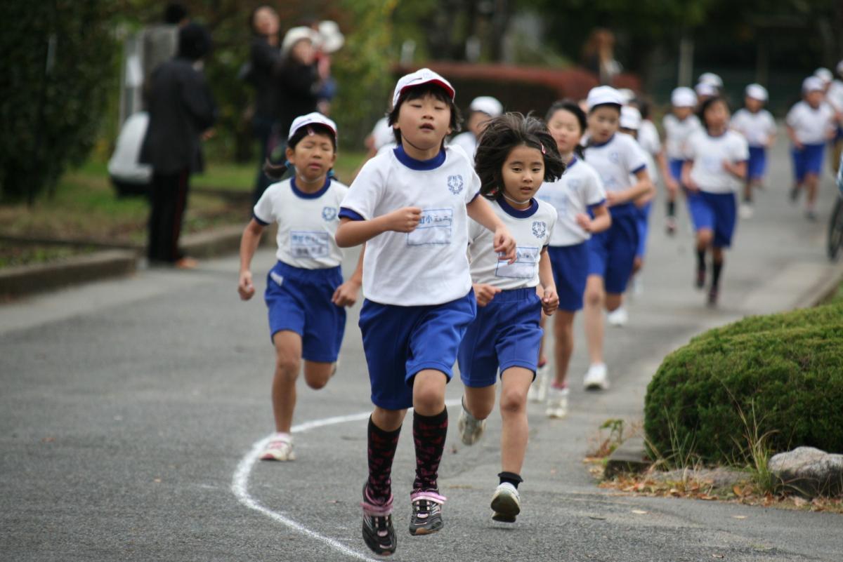 力いっぱいに走り、ゴールを目指す子どもたち