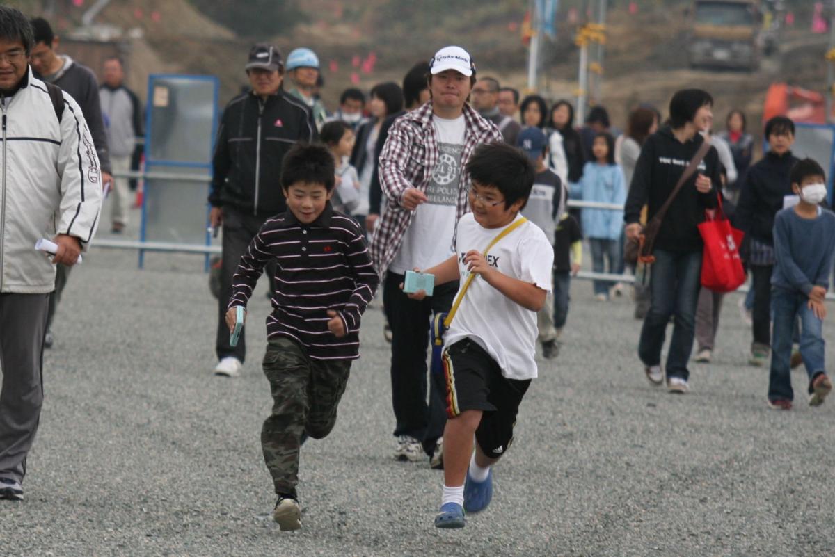 走ったり歩いたり思い思いのペースで進む地区住民たち