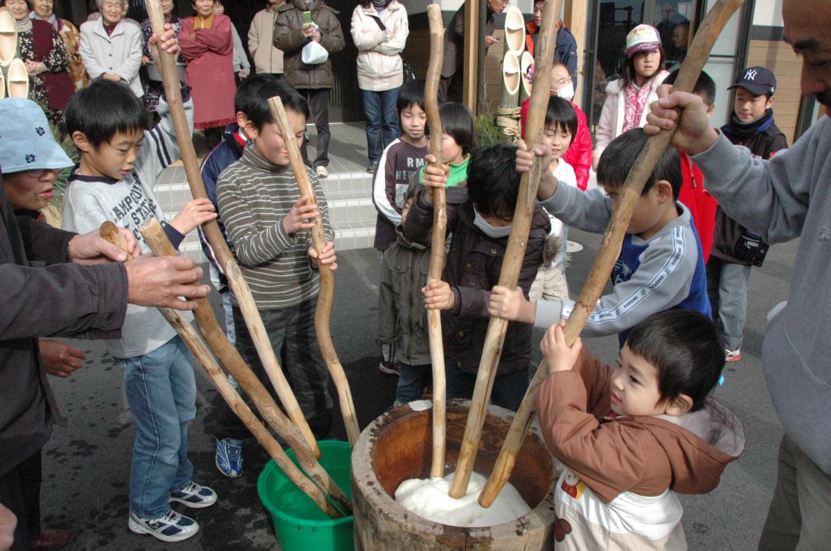 嬉しそうにもちつきをする子どもたち