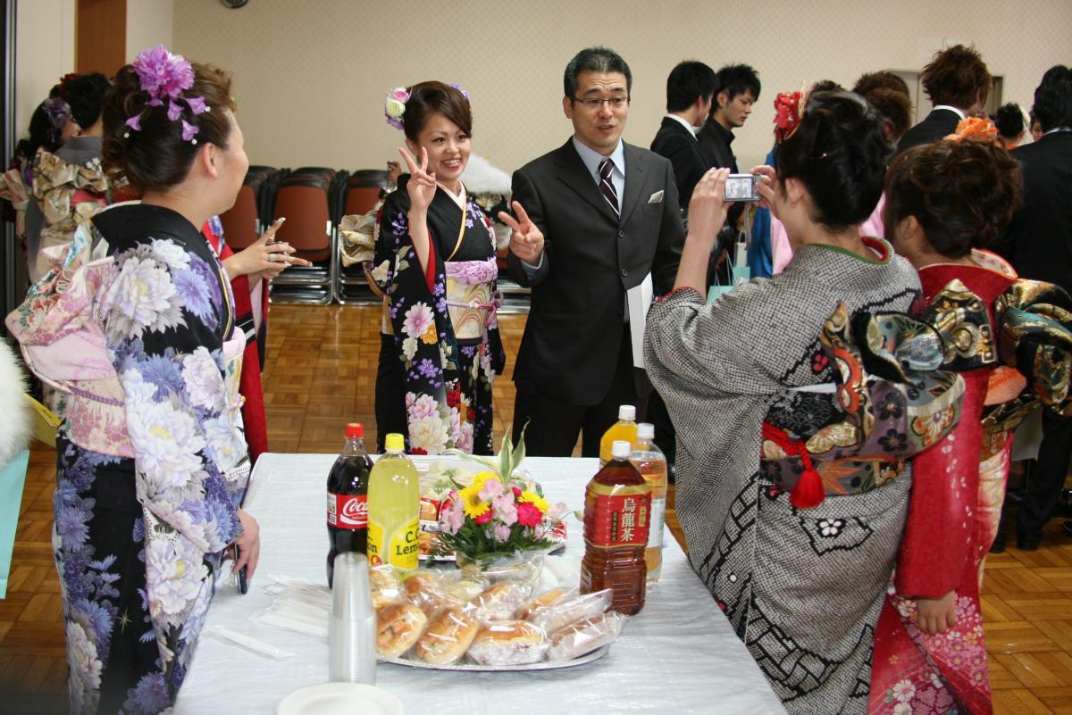 恩師と記念写真に収まる新成人