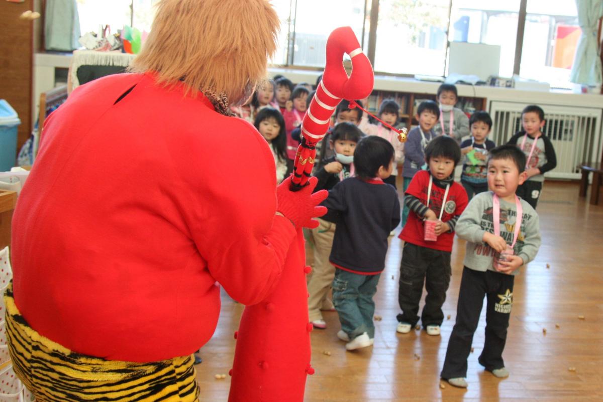 泣きたいくらい怖いけど勇気を振り絞って豆を投げる子どもたち