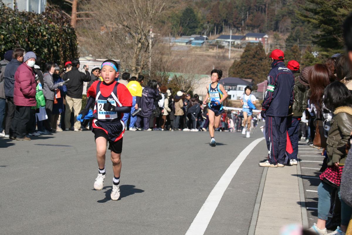 力を振り絞り、最後の坂を登る小学生男子