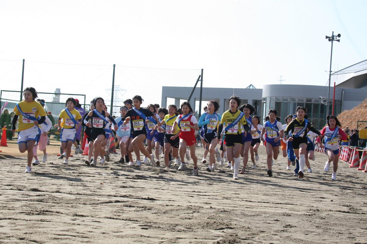 一斉にスタートする小学生女子町外の部の選手たち