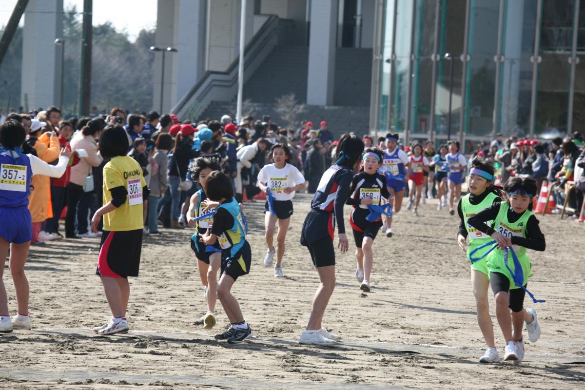 小学生女子の部のたすきリレー