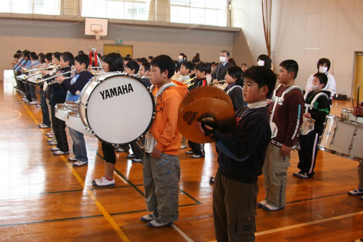 伝統を引き継ぎ、演奏を披露する5年生ら