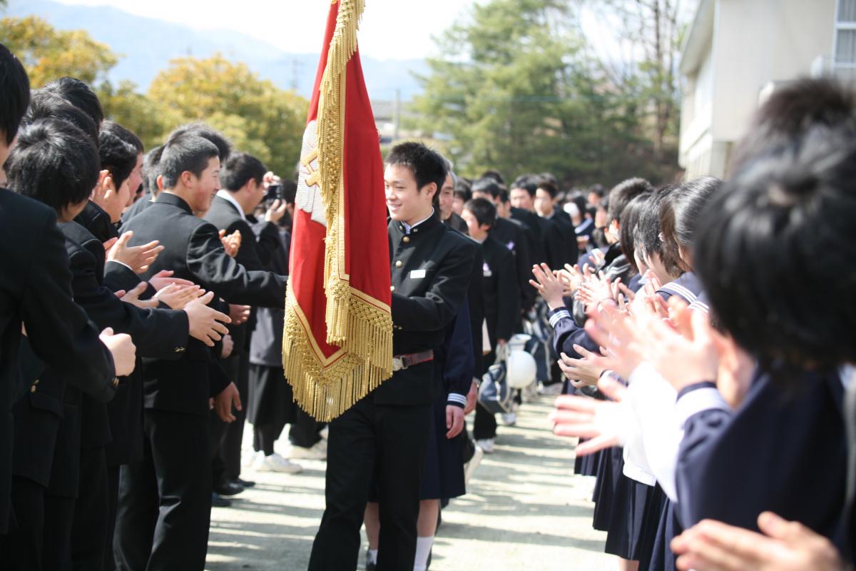 在校生の拍手の中、学び舎を後にする卒業生