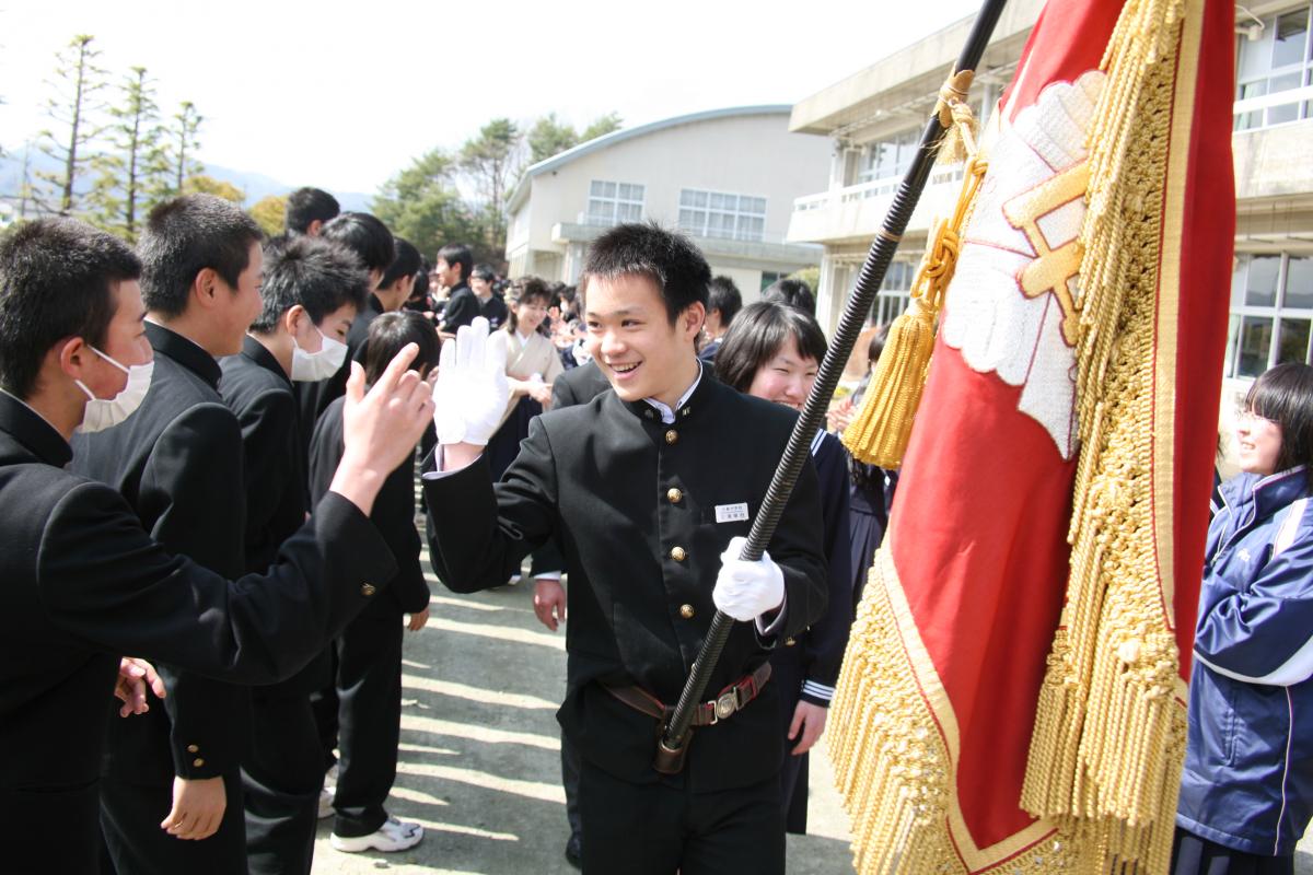 在校生と言葉を交わす卒業生