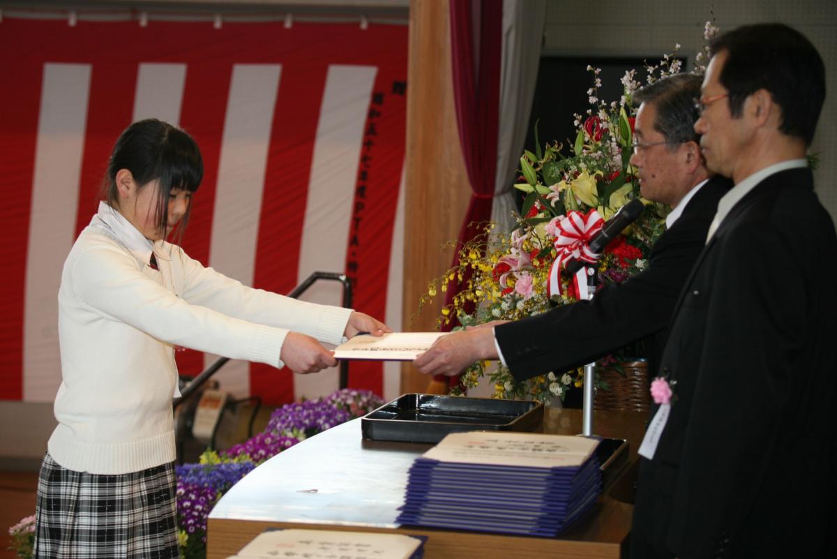 校長先生から卒業証書を受け取る児童