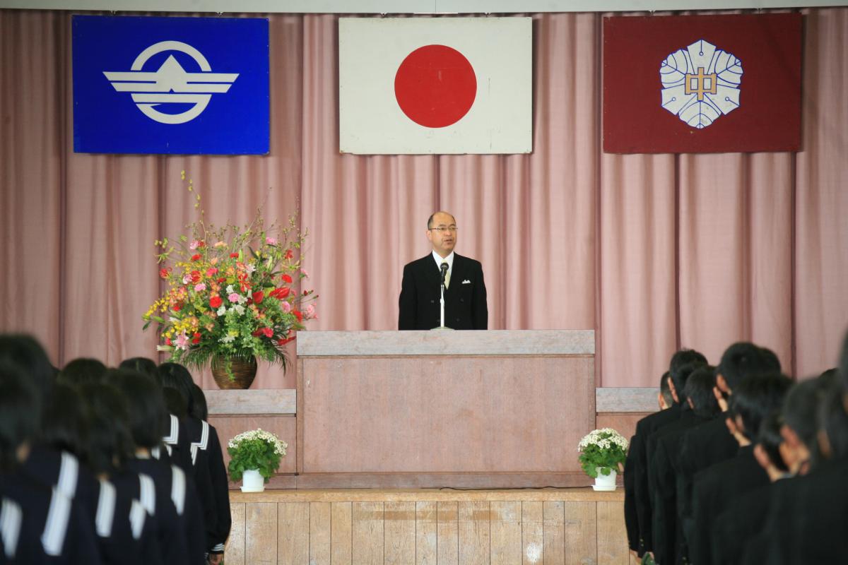 新入生に歓迎の言葉とお祝いを述べる大野中学校長