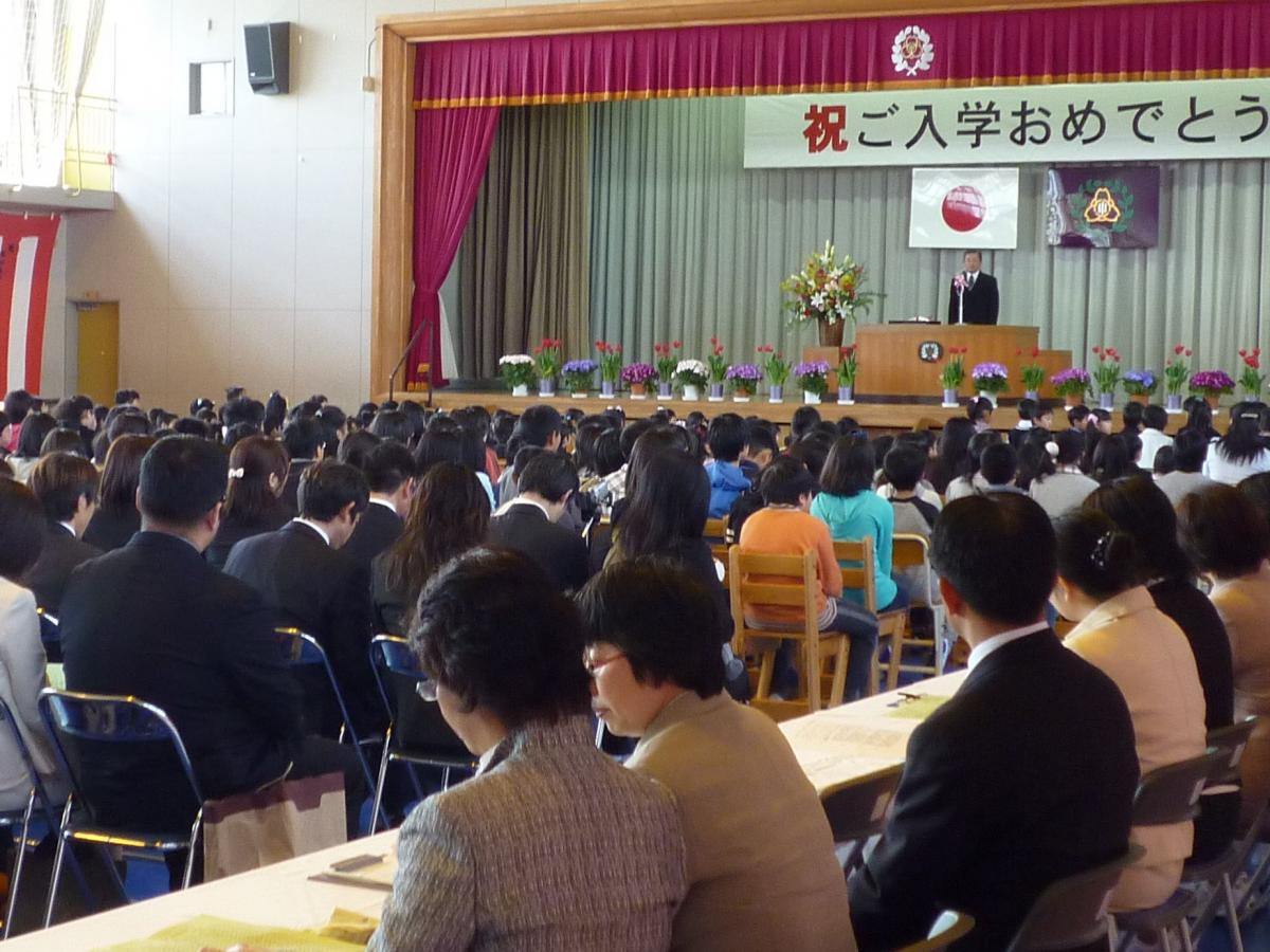 お祝いと歓迎の言葉を述べる大野小学校長