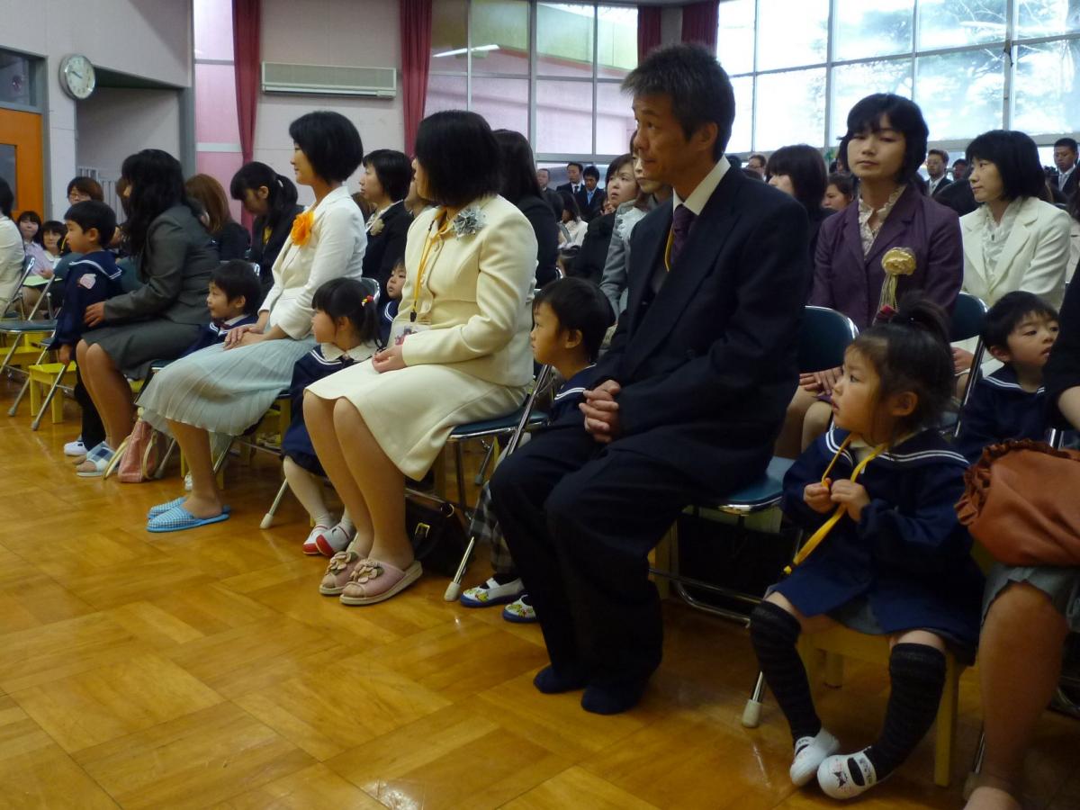 しっかりとした態度で式に臨む新入園児たち