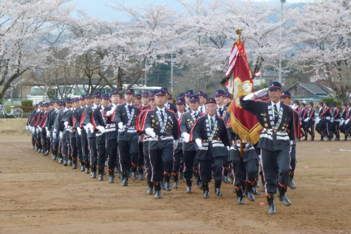 入場する町消防団の皆さん