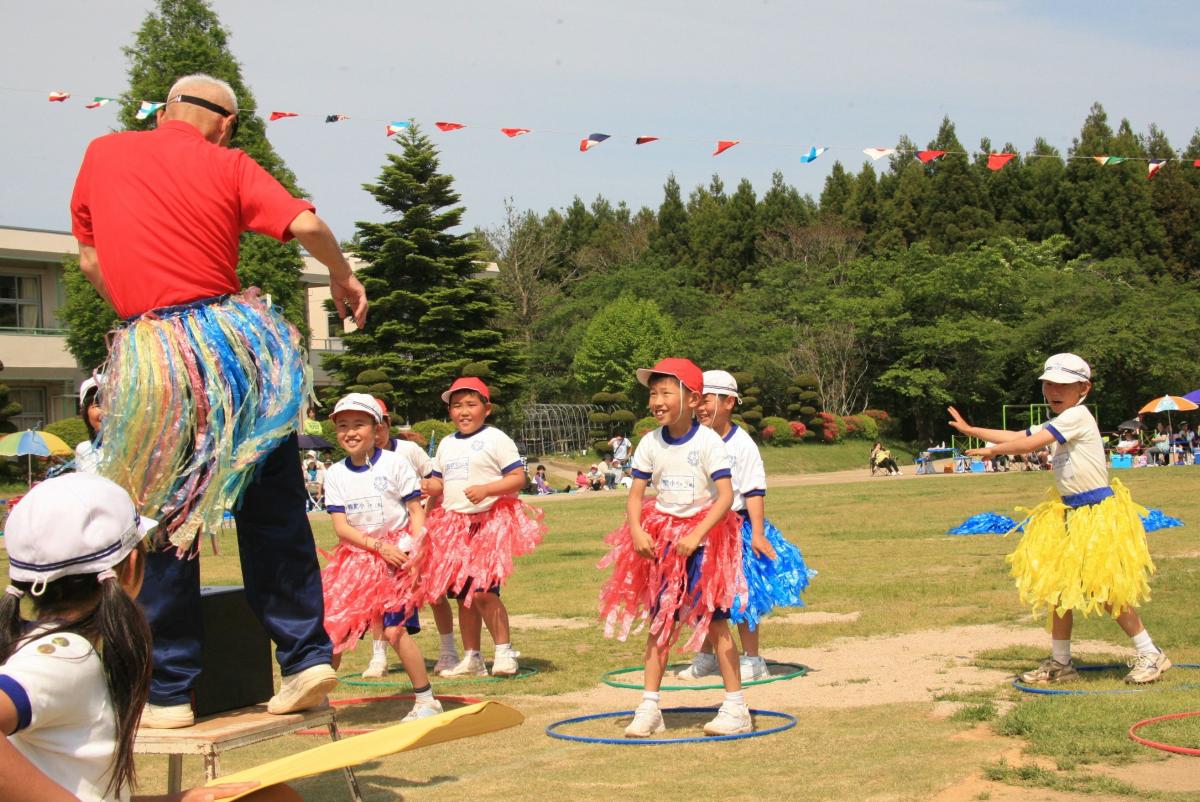 「熊町島のハメハメハ」笑顔でフラダンスを踊る先生と3年生