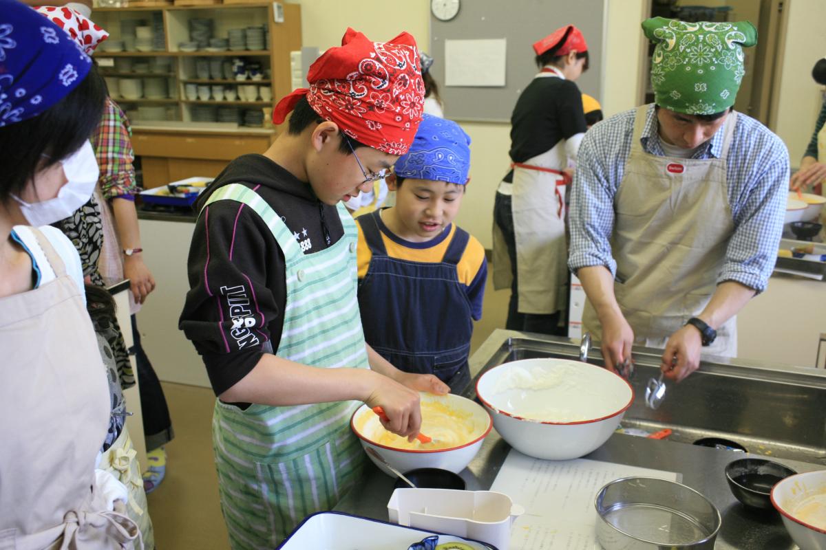 ロールケーキの生地を混ぜる参加者