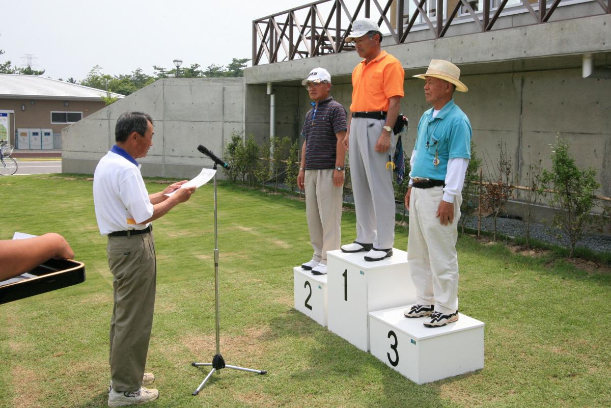 鈴木副町長から表彰される男子の部入賞者